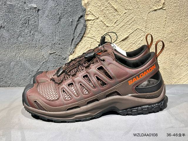 新品上市实拍 Salomon Xa Pro 3D Suede鞋面由精选皮质搭配耐磨 Ripstop 网格布，有助于减少雨天后鞋面产生的负重，快速排干水分全地形