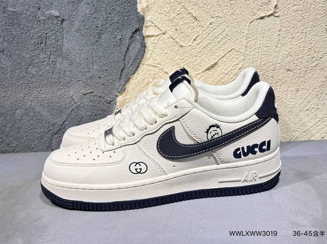 新品上市实拍 耐克Nike Air Force 1“07空军一号低帮百搭休闲运动板鞋。柔软、弹性十足的缓震性能和出色的中底设计，横跨复古与现代的外型结合，造就出