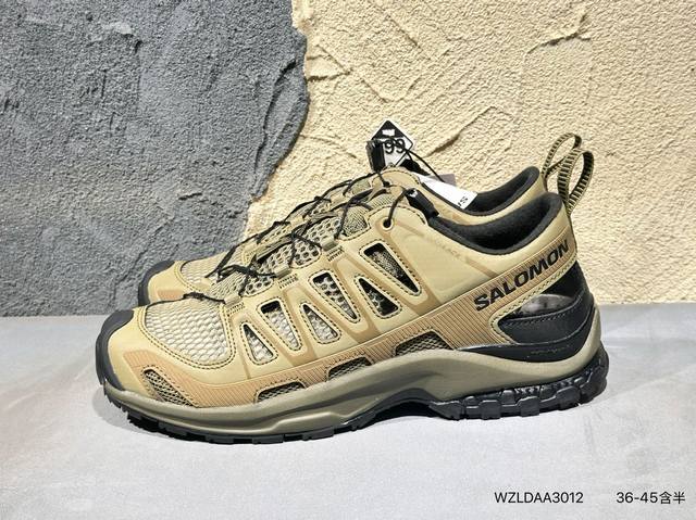 新品上市实拍 Salomon Xa Pro 3D Suede鞋面由精选皮质搭配耐磨 Ripstop 网格布，有助于减少雨天后鞋面产生的负重，快速排干水分全地形