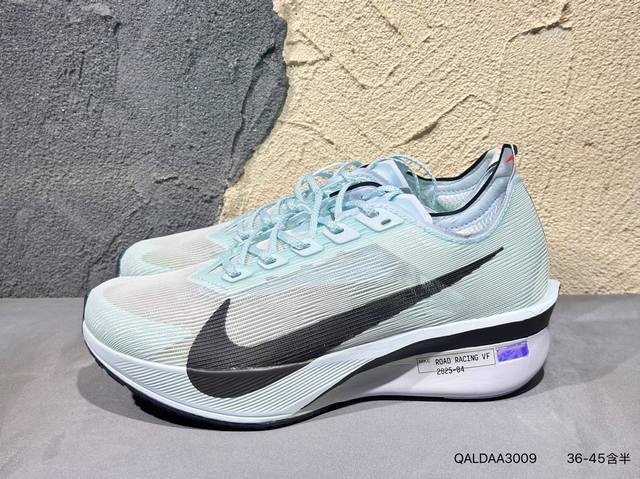 新品上市实拍 Nike Zoomx Vaporfly Next% 4耐克 轻量化 网面透气运动鞋 这款新一代最强跑鞋在鞋面和鞋底都进行了全方位升级鞋面使用了全新