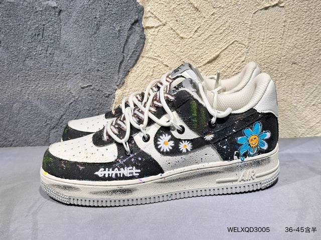 新品上市实拍 耐克Nike Air Force 1“07空军一号低帮百搭休闲运动板鞋。柔软、弹性十足的缓震性能和出色的中底设计，横跨复古与现代的外型结合，造就出