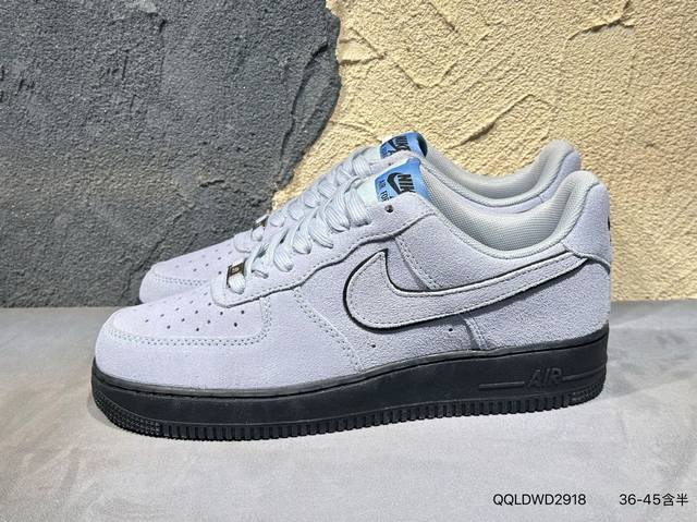 新品上市实拍 耐克Nike Air Force 7空军一号低帮百搭休闲运动板鞋。柔软、弹性十足的缓震性能和出色的中底设计，横跨复古与现代的外型结合，造就出风靡全
