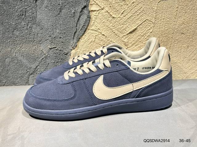 新品上市实拍 从 1982 年的美式橄榄球典藏中回归 Nike Field General，延续经典风格， 兼具造型和耐穿性，经得起时间的考验。If0666 Q