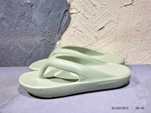 新品上市实拍 New Balance夏季沙滩拖 码数：36～45 王炸Nb拖鞋上架，春夏最最百搭的拖鞋来咯！最经典的黑色扣子款，逛街完全无压力的拖鞋！我保证非常