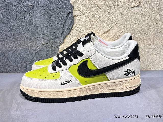新品上市实拍 耐克Nike Air Force 1“07空军一号低帮百搭休闲运动板鞋。柔软、弹性十足的缓震性能和出色的中底设计，横跨复古与现代的外型结合，造就出