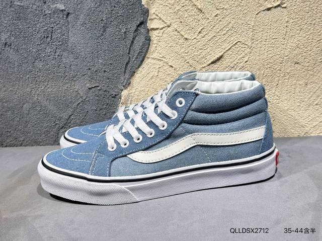 新品上市实拍 #Vans Sk8-Hi Pokonyan 神仙配色，鞋身采用宝蓝鹿皮绒 米白帆布搭配，加上红色Logo饰条，柠檬黄鞋舌织唛标可谓是点睛之笔，让你