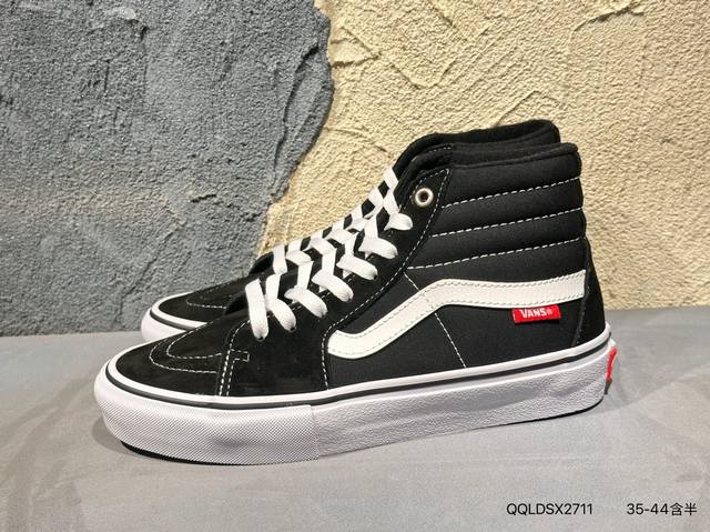 新品上市实拍 #Vans Sk8-Hi Pokonyan 神仙配色，鞋身采用宝蓝鹿皮绒 米白帆布搭配，加上红色Logo饰条，柠檬黄鞋舌织唛标可谓是点睛之笔，让你
