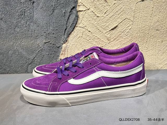 新品上市实拍 #Vans Sk8-Hi Pokonyan 神仙配色，鞋身采用宝蓝鹿皮绒 米白帆布搭配，加上红色Logo饰条，柠檬黄鞋舌织唛标可谓是点睛之笔，让你
