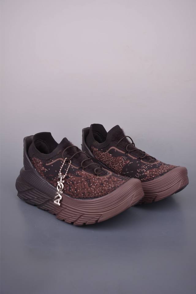 Hoka U Restore Chukka Paria Farzaneh 一脚蹬徒步舒适缓震运动鞋 继承了 Hoka One One标志性的缓冲中底 兼具轻盈脚