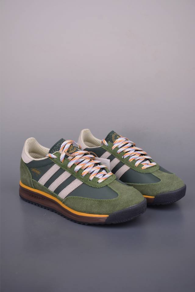 Adidas Originals Sl 72Rs 超轻便透气复古慢跑鞋 鞋头的设计饱满圆润 鞋面是翻毛皮和尼龙材质结合 上脚舒适柔软 橡胶大底非常耐磨防滑 包裹