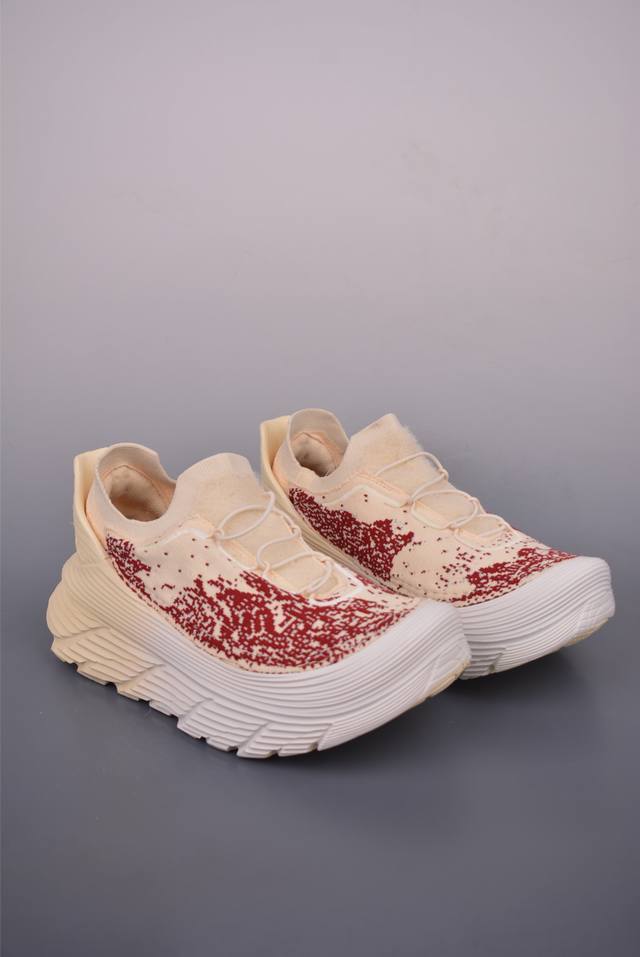 Hoka U Restore Chukka Paria Farzaneh 一脚蹬徒步舒适缓震运动鞋 继承了 Hoka One One标志性的缓冲中底 兼具轻盈脚