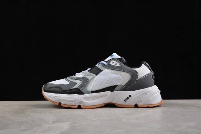 Dior迪奥Cd1低帮运动休闲鞋 鞋舌饰以“Dior”标志，搭配轻盈的橡胶鞋底。鞋面采用透气网面，夏季必备单品 可与各式休闲或运动单品随心搭配。 码数:40，4