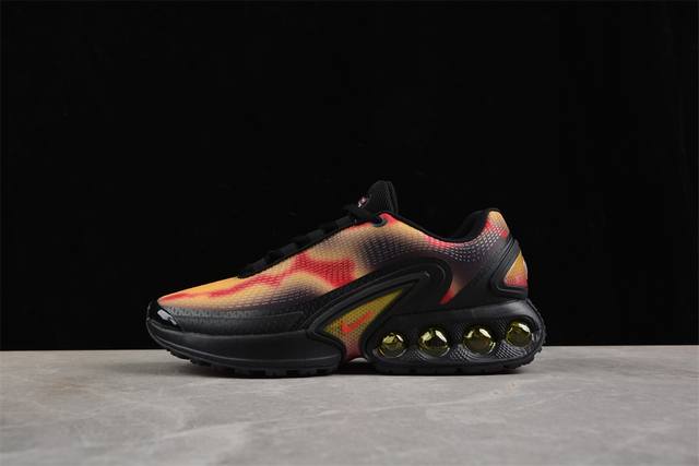 Nk Air Max Dn 气垫跑鞋 Ib7025-001 全新鞋款在同侧采用了圆柱仓式的设计，不仅有防滑耐磨性功能，还搭配了周围一圈柔软的泡棉材质，提供全新的