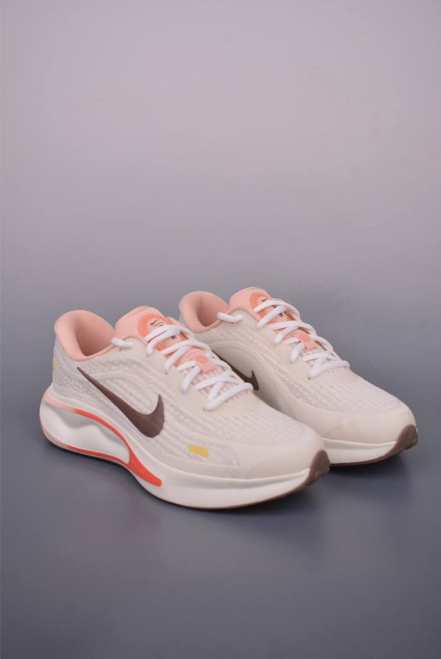 Nike Journey Run 2025跑步鞋 纯原版本 实拍首发 使用了新型的缓震材料 脚感偏韧 后跟有加厚的海绵填充 鞋子前掌和后掌做了加宽设计 增加了跑