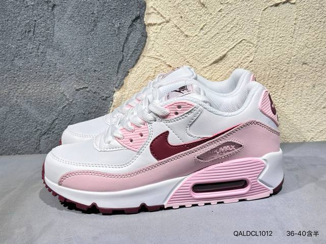新品上市实拍 耐克 Nike Air Max 90 Essential 运动鞋气垫缓震跑步鞋 秉承该系列非凡缓震性能，缔造出众舒适穿着感与高级牛剖层革、人造革与