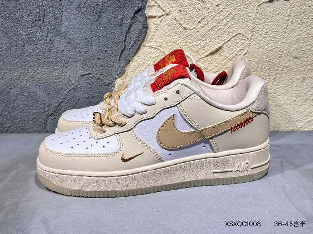 新品上市实拍 耐克Nike Air Force 1 Low 空军一号 Af1 低帮百搭休闲运动板鞋。柔软、弹性十足的缓震性能和出色的中底设计，横跨复古与现代的外
