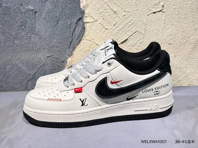 新品上市实拍 耐克Nike Air Force 1“07空军一号低帮百搭休闲运动板鞋。柔软、弹性十足的缓震性能和出色的中底设计，横跨复古与现代的外型结合，造就出