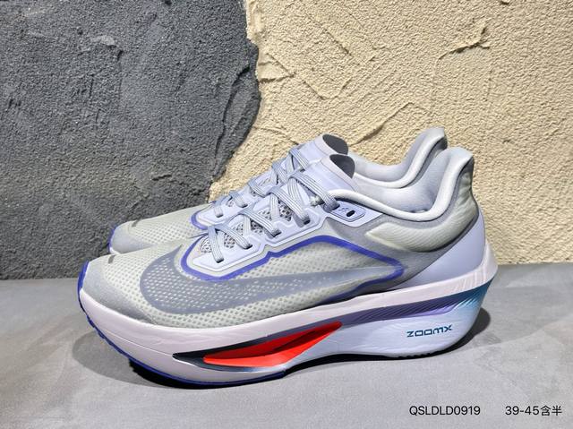 新品上市实拍 Nk Zoom Fly 6 白黑紫 碳板马拉松跑步鞋 上架实拍 当前唯一正确大底 来自原厂原面 采用透气编织鞋面 鞋带孔飞线设计 增加包裹性 鞋口