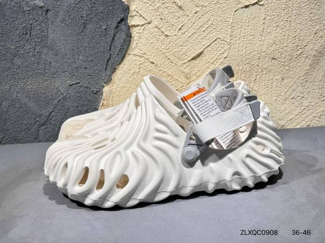 新品上市# 原装 Crocs 卡洛驰 涡轮 这双Crocs可能是所有Crocs里最有时尚感的一双，相较于普通版Crocs，增加了一个越野外底，凹凸不规则的山脉纹