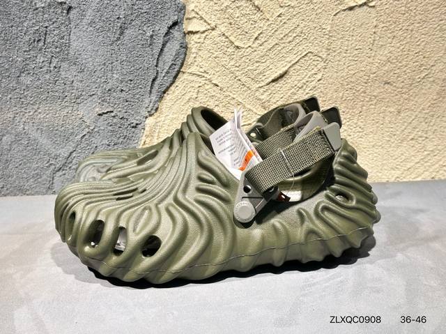 新品上市# 原装 Crocs 卡洛驰 涡轮 这双Crocs可能是所有Crocs里最有时尚感的一双，相较于普通版Crocs，增加了一个越野外底，凹凸不规则的山脉纹