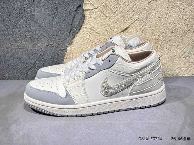 新品上市实拍 Air Jordan 1 Low 低帮 蓝柠檬 Aj1 乔丹1代 Aj1 乔1 低邦 蓝黄拼接 乔丹篮球鞋系列 鞋身采用蓝色皮革勾勒轮廓，明黄色注