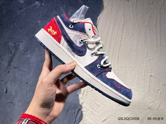 新品上市实拍 Nike Air Jordan 1 Aj1乔一中帮休闲板鞋 同步官方配色 原装烫金盒 公司级做工 完美版型 头层皮打造 手感细腻正确折边工艺 完美
