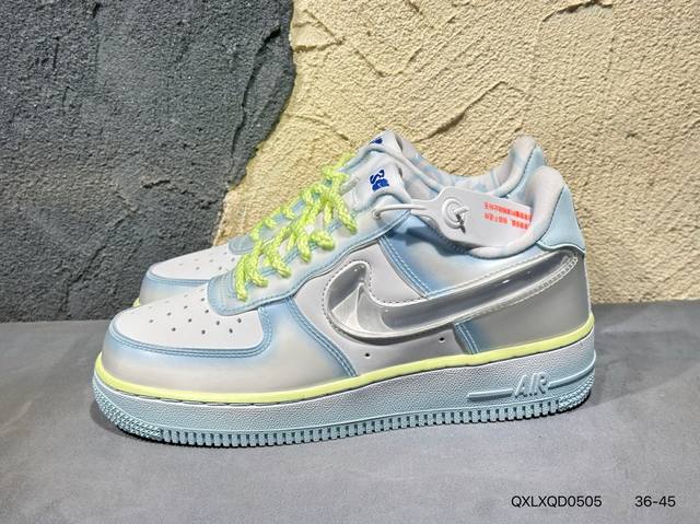 新品上市实拍 耐克Nike Air Force 1“07空军一号低帮百搭休闲运动板鞋。柔软、弹性十足的缓震性能和出色的中底设计，横跨复古与现代的外型结合，造就出