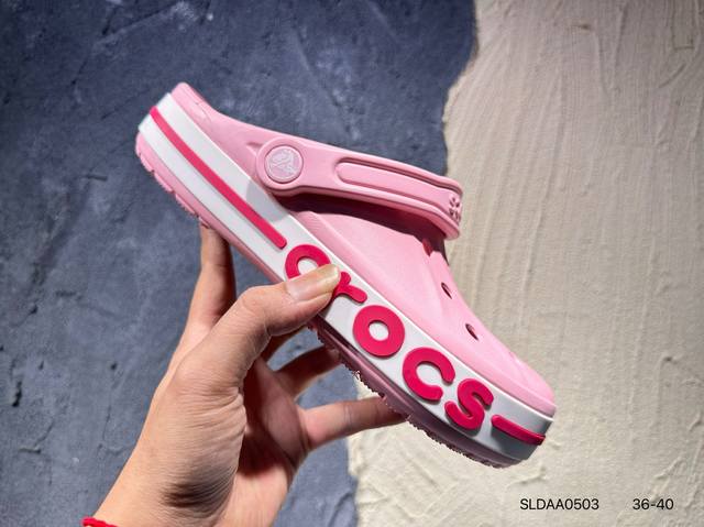 新品上市# 原装 Crocs 卡洛驰 涡轮 这双Crocs可能是所有Crocs里最有时尚感的一双，相较于普通版Crocs，增加了一个越野外底，凹凸不规则的山脉纹