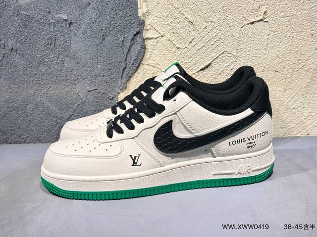 新品上市实拍 耐克Nike Air Force 1“07空军一号低帮百搭休闲运动板鞋。柔软、弹性十足的缓震性能和出色的中底设计，横跨复古与现代的外型结合，造就出