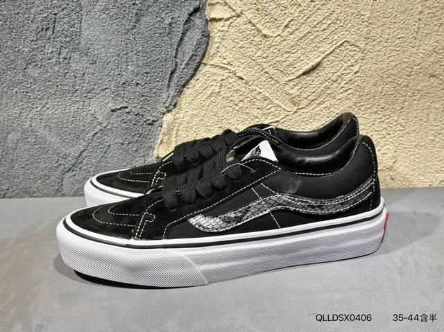 新品上市实拍 #Vans Sk8-Hi Pokonyan 神仙配色，鞋身采用宝蓝鹿皮绒 米白帆布搭配，加上红色Logo饰条，柠檬黄鞋舌织唛标可谓是点睛之笔，让你