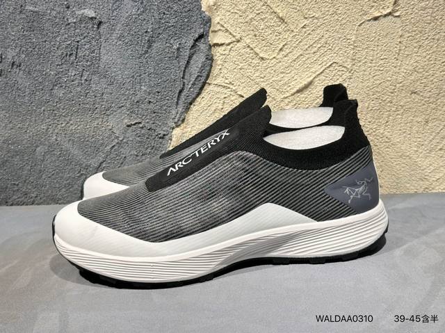 新品上市实拍 Arcteryx Konseal Lt W 始祖鸟拖鞋 此款鞋采用近几年比较流行的版型设计，外观时尚大气，鞋底采用耐磨的材质，穿上它，让您在平时生