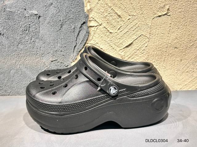 新品上市# 原装 Crocs 卡洛驰 涡轮 这双Crocs可能是所有Crocs里最有时尚感的一双，相较于普通版Crocs，增加了一个越野外底，凹凸不规则的山脉纹