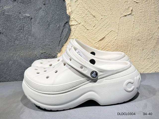 新品上市# 原装 Crocs 卡洛驰 涡轮 这双Crocs可能是所有Crocs里最有时尚感的一双，相较于普通版Crocs，增加了一个越野外底，凹凸不规则的山脉纹
