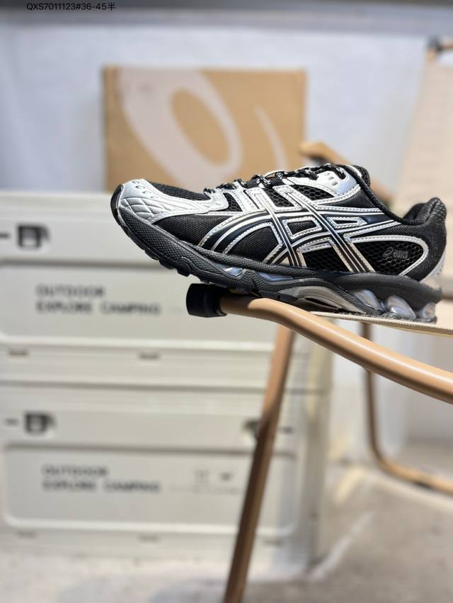 Asics Gel-Nimbus 10.1亚瑟士经典跑鞋 如今机能风和户外风吹得正劲，便是主打“Urban Outdoor机能越野风格”，城市和户外场景都能轻松