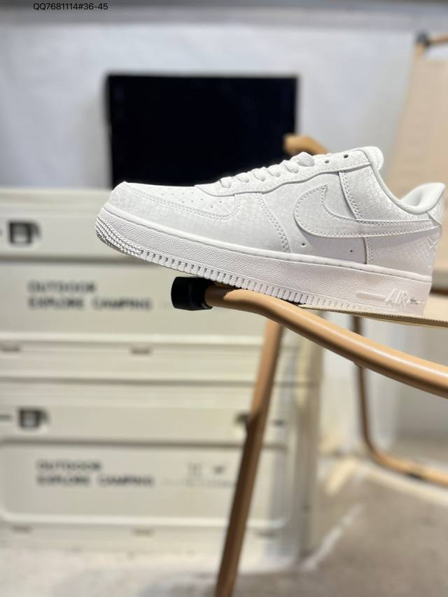 蛇年限定# 耐克 Nike Air Force 1 '07空军一号 百搭休闲运动板鞋。柔软、弹性十足的缓震性能和出色的中底设计，横跨复古与现代的外型结合，造就出