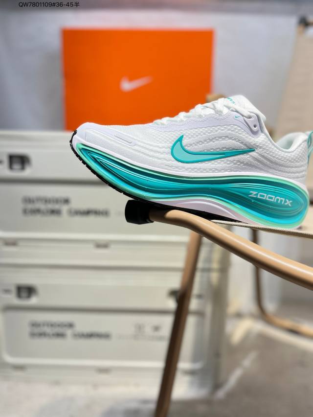 Nike Vomero Plus 时尚舒适网布防滑耐磨低帮跑步鞋男款防滑性能通过鞋底的纹路和材质增强，提高在湿滑地面的抓地力。适合在雨天或湿滑路面跑步，提供更好
