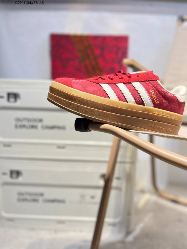 Adidas 阿迪达斯 德训系列 男女鞋真标半码制，升级原楦原纸版开发版型，采用翻毛皮组合蛇纹纤维革鞋面材质，外置加厚橡胶大底“灵蛇新生”为灵感,推出了2025