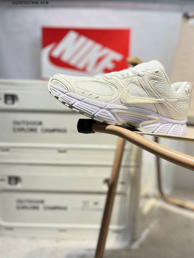 Nike V5 Rnr 舒适百搭防滑耐磨 低帮跑步鞋 舒适有型适合日常穿着该鞋款延续千禧年经典设计搭载泡绵中底厚实而轻盈匠心细节巧搭立体耐克勾标志焕新演绎复古跑