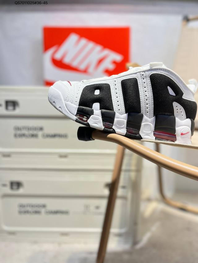 Nk Air More Uptempo ’96 Slide 皮蓬 以流行于街头的涂鸦文化为设计灵感，整体的设计风格夸张而充满魅力，厚实而充满质感的皮质鞋面两侧印