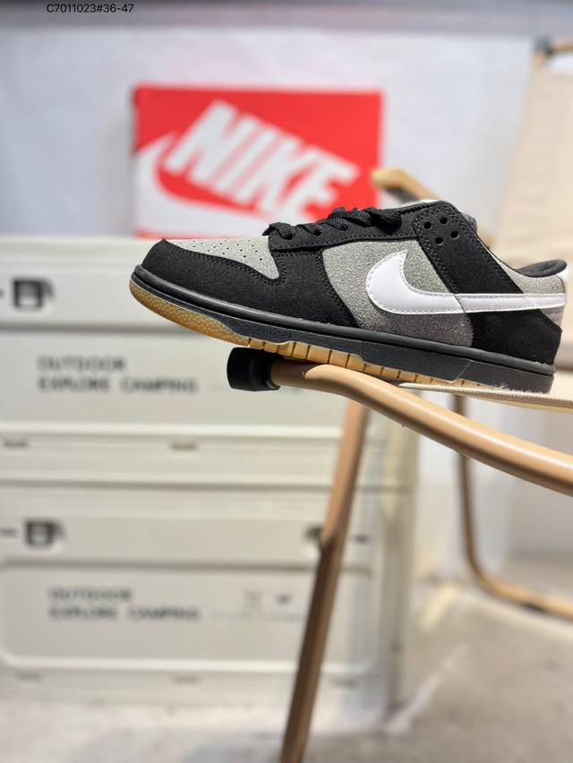 耐克Nike Dunk Low 板鞋Sb系列经典百搭休闲运动板鞋加厚鞋舌的填充，使舒适性大大提升，同时也更方便穿脱中底部分则加入了脚感柔软舒适Zoomair气垫