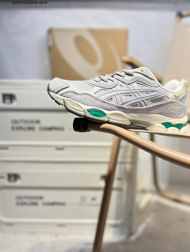 Asics Gel-Nyc 2055亚瑟士经典跑鞋 如今机能风和户外风吹得正劲，便是主打“Urban Outdoor机能越野风格”，城市和户外场景都能轻松应对。