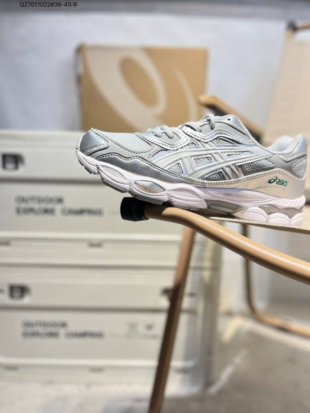 Asics Gel-Nyc 2055亚瑟士经典跑鞋 如今机能风和户外风吹得正劲，便是主打“Urban Outdoor机能越野风格”，城市和户外场景都能轻松应对。