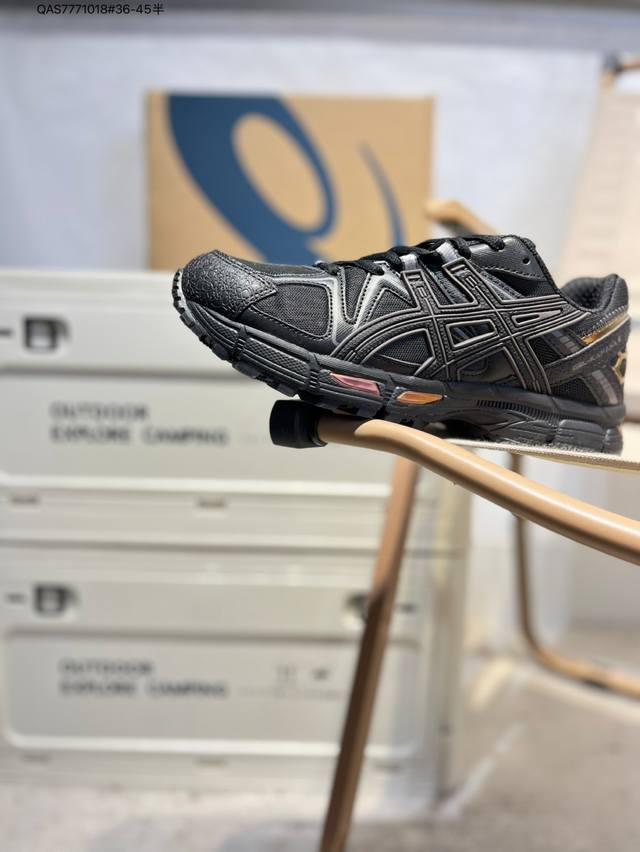 Asics Gel-Kahana 8亚瑟士经典跑鞋 如今机能风和户外风吹得正劲，便是主打“Urban Outdoor机能越野风格”，城市和户外场景都能轻松应对。