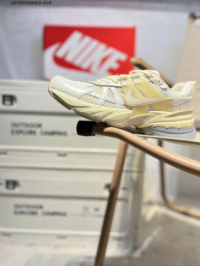 Nk V2K Runtekk 减震防滑低帮 复古老爹鞋跑步鞋 鞋款被命名为 Runtekk 设计上借鉴了 0 年的跑鞋风格 配色上以金属银为主调 简练又有复古运