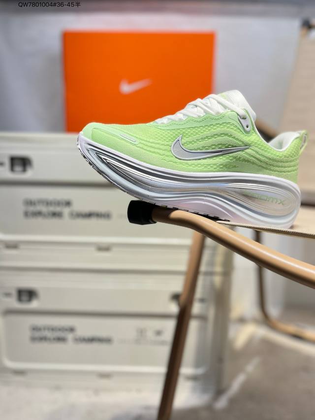 Nike Vomero Plus 时尚舒适网布防滑耐磨低帮跑步鞋男款防滑性能通过鞋底的纹路和材质增强，提高在湿滑地面的抓地力。适合在雨天或湿滑路面跑步，提供更好