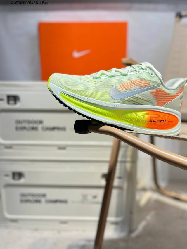 Nk Air Zoom Vomero 18 轻便舒适公路跑步鞋 质感柔软 弹力充沛 助力一路畅跑 乐享不停 厚实泡绵缔造舒适的回弹效果 铸就出色跑步表现 该鞋款