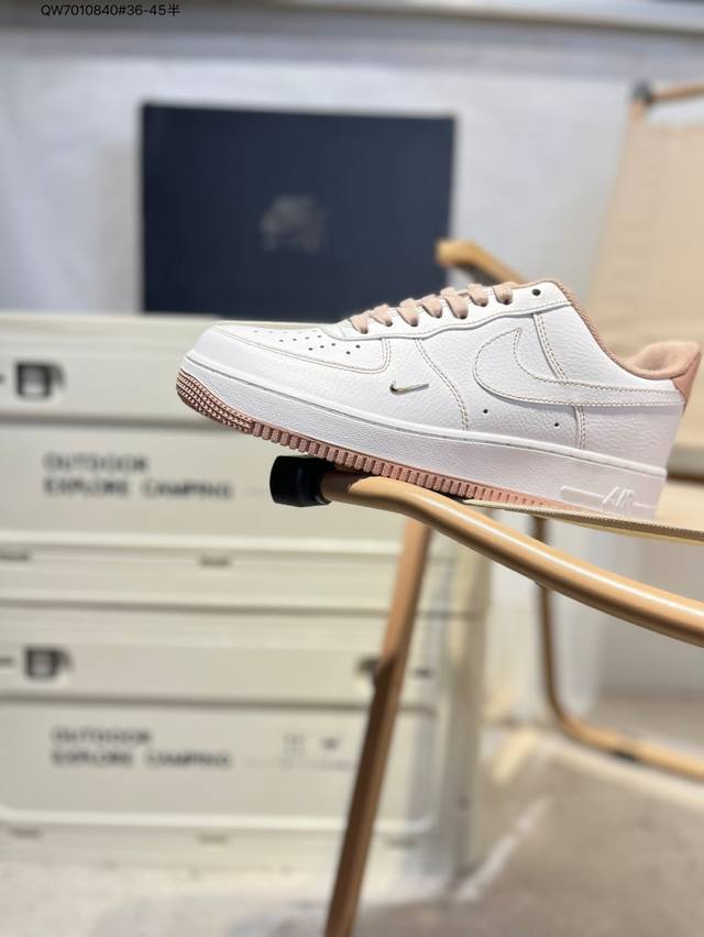 耐克 Nike Air Force 1 '07空军一号网纱 中帮百搭休闲运动板鞋。柔软、弹性十足的缓震性能和出色的中底设计，横跨复古与现代的外型结合，造就出风靡
