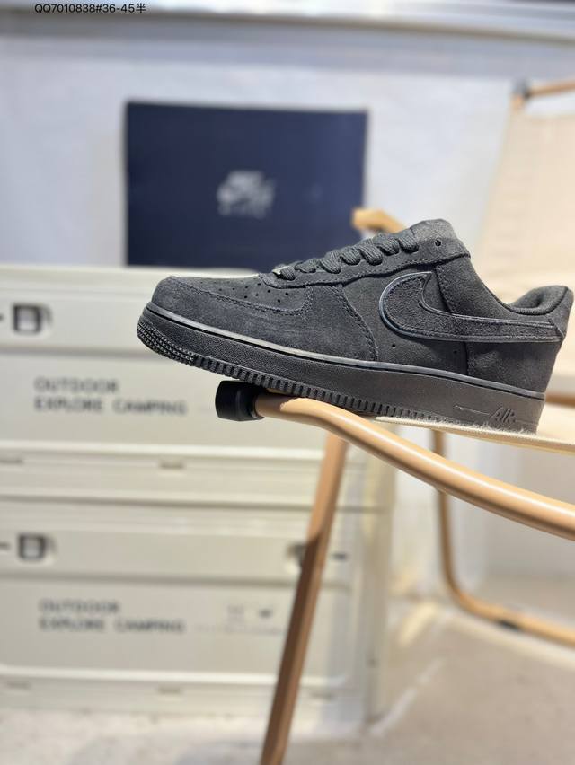 耐克 Nike Air Force 1 '07空军一号网纱 中帮百搭休闲运动板鞋。柔软、弹性十足的缓震性能和出色的中底设计，横跨复古与现代的外型结合，造就出风靡