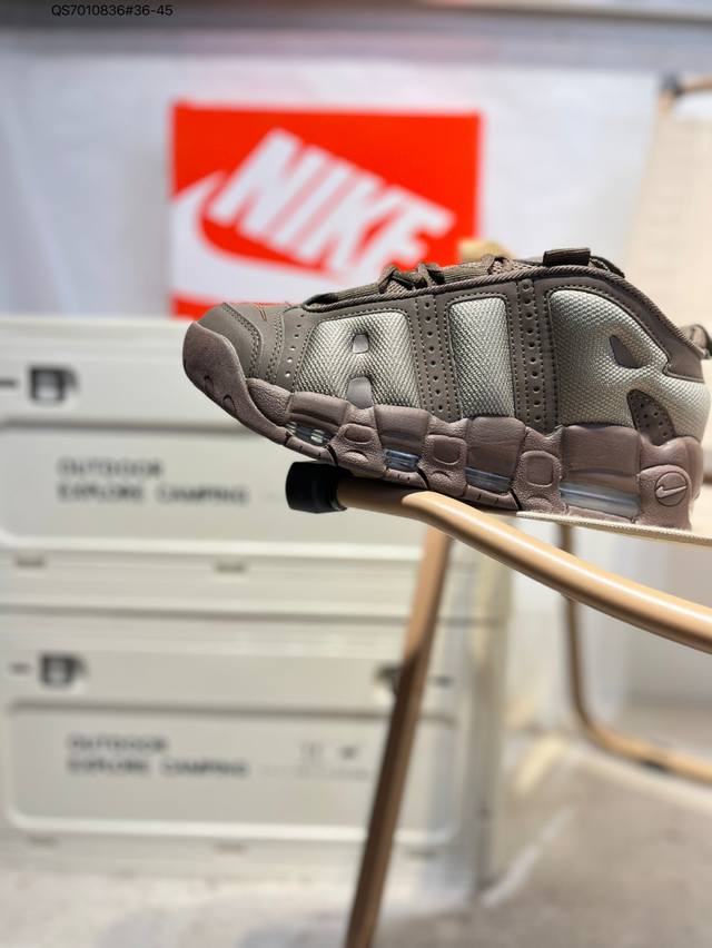 Nk Air More Uptempo ’96 Slide 皮蓬 以流行于街头的涂鸦文化为设计灵感，整体的设计风格夸张而充满魅力，厚实而充满质感的皮质鞋面两侧印