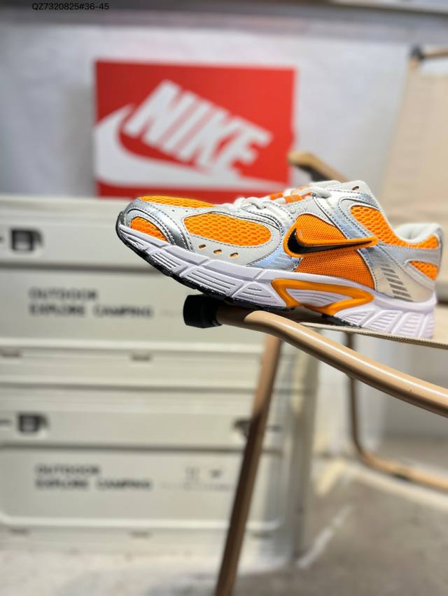Nike V5 Rnr 舒适百搭防滑耐磨 低帮跑步鞋 舒适有型适合日常穿着该鞋款延续千禧年经典设计搭载泡绵中底厚实而轻盈匠心细节巧搭立体耐克勾标志焕新演绎复古跑